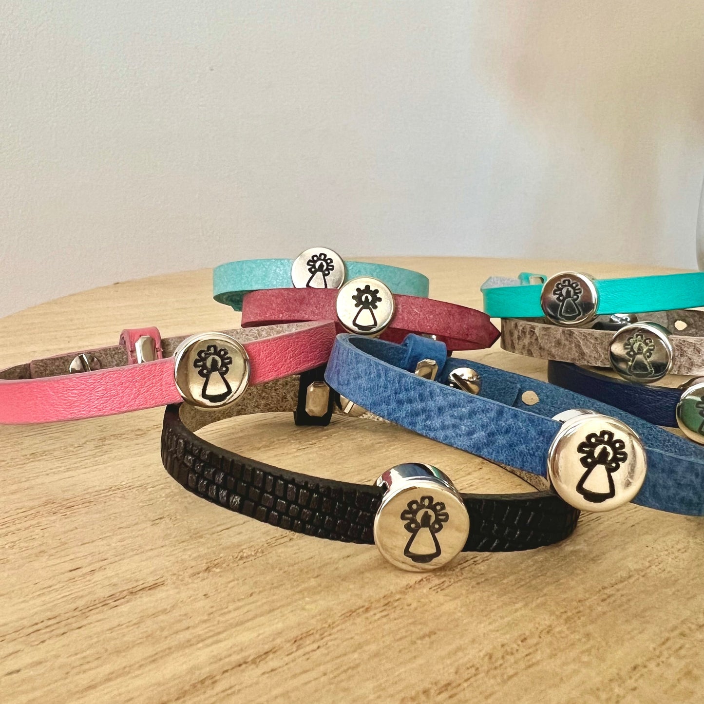 Pulseras Virgen Cuero