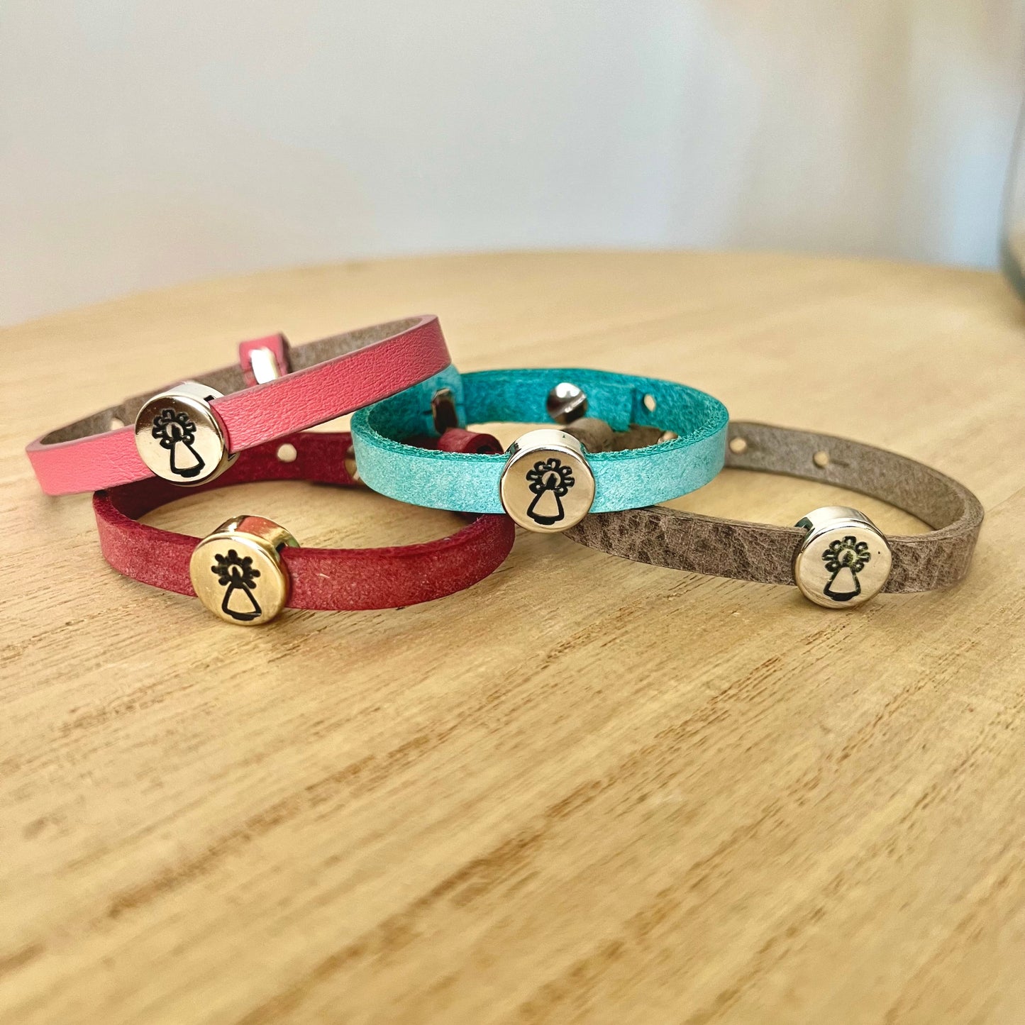Pulseras Virgen Cuero