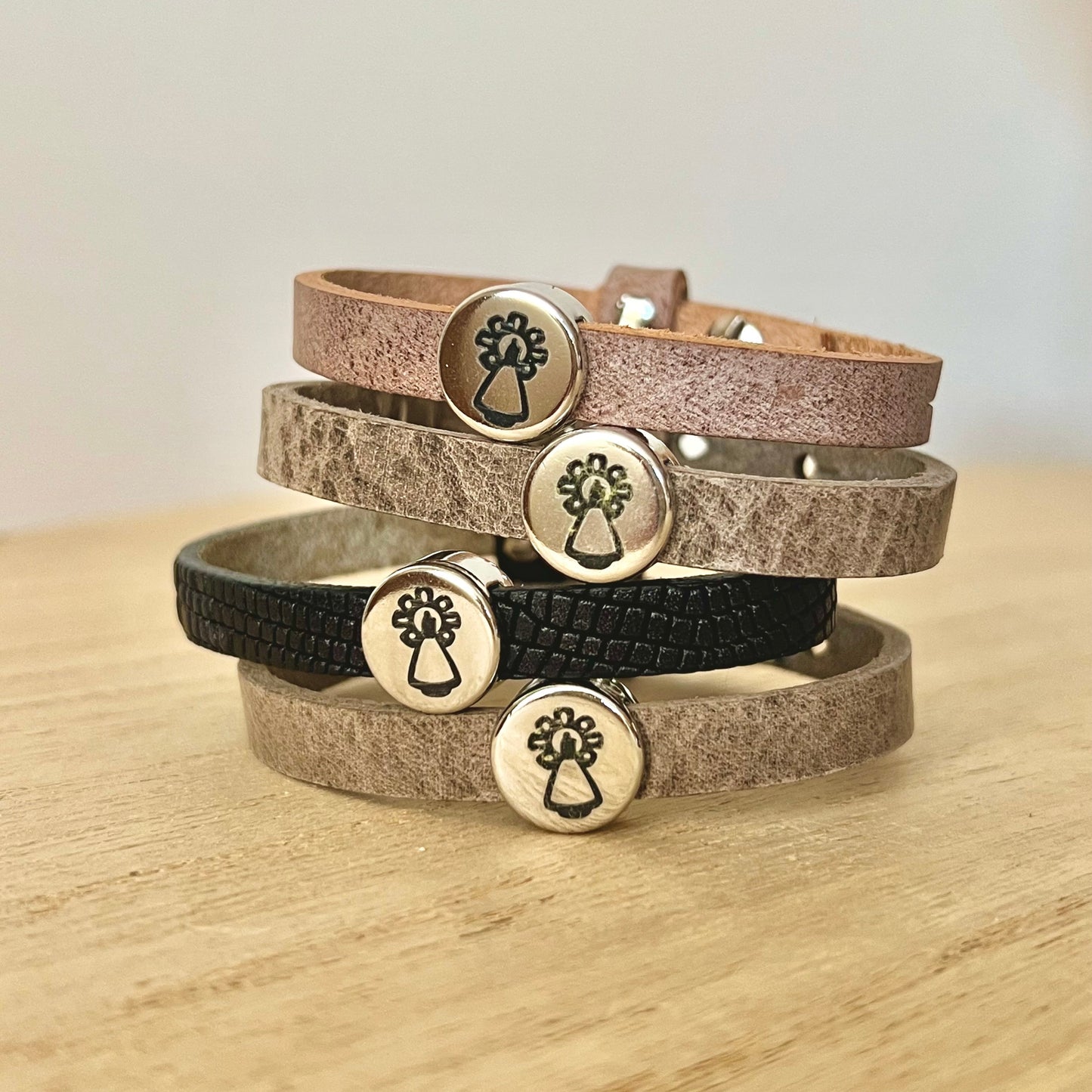 Pulseras Virgen Cuero